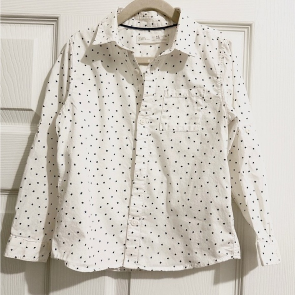 Zara Boys White with navy blue stars pattern Button-Up Shirt. Size 4-5y.